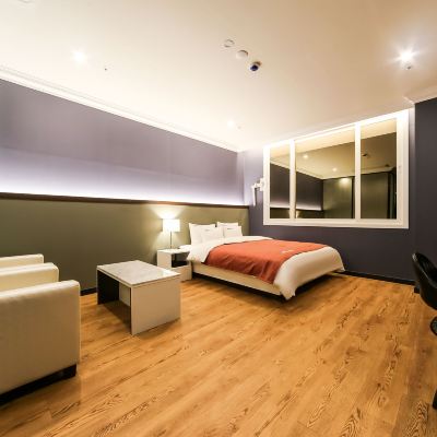 프리미엄 라지룸 킹 침대 1개 더케이호텔 쿠폰