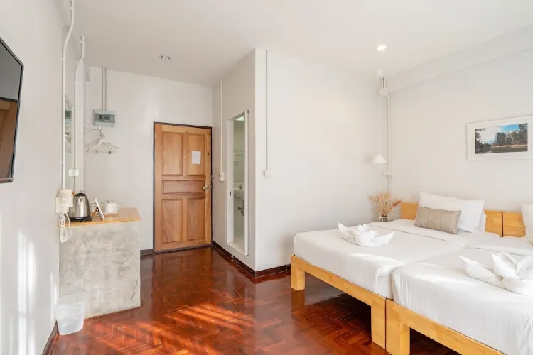 Standard Twin Room (B16)