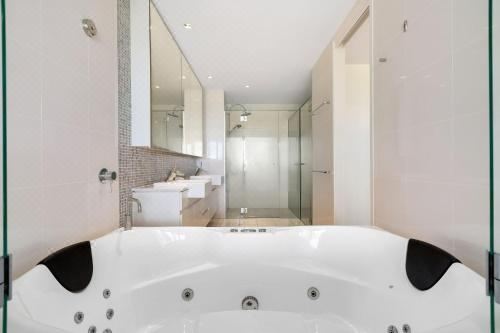 Wave Culture 1204 Beach Bliss - Apartment with Complex Pool & Spa Holiday Home