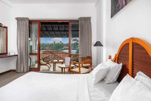 带阳台和海景的豪华双人房