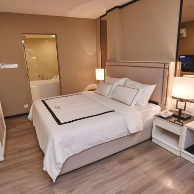 Deluxe Executive Room No Window Kupon Corsica Hotel
