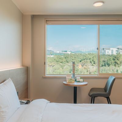 [Pool Ticket] Deluxe Double: The Suites Hotel Jeju Pool Ticket 블룸 호텔 제주 쿠폰