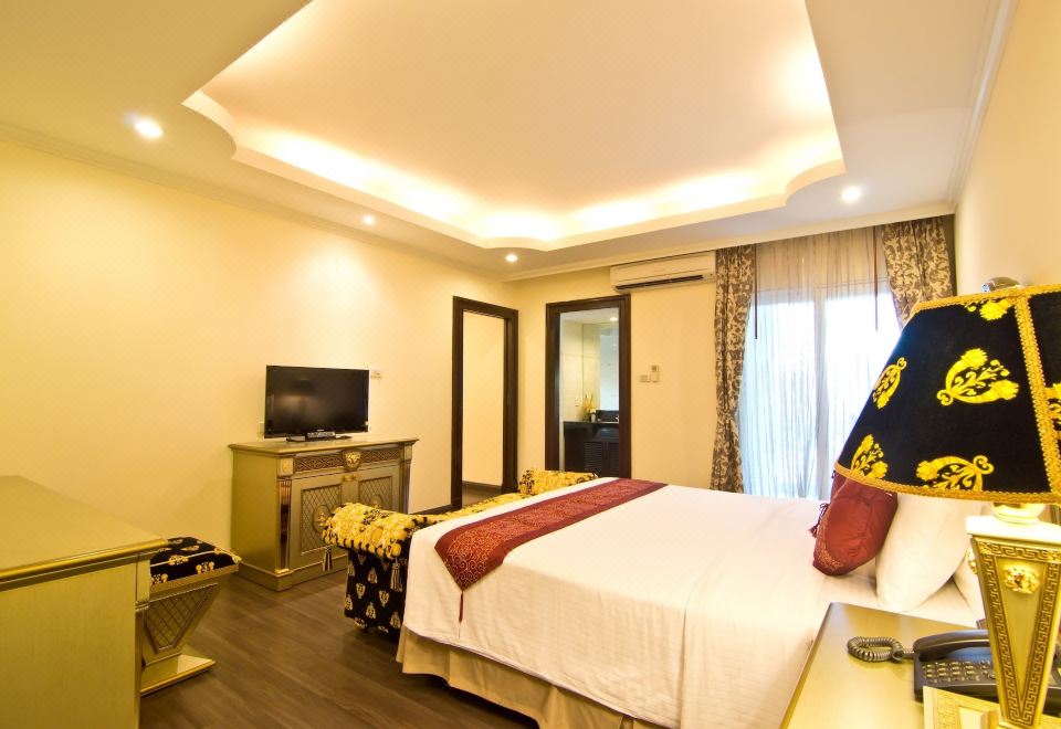 LK Royal SuiteVersace Suite