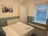 Ty Hiraeth A Charming Stay Steps Away from Caerphilly Castle! Hotels in 