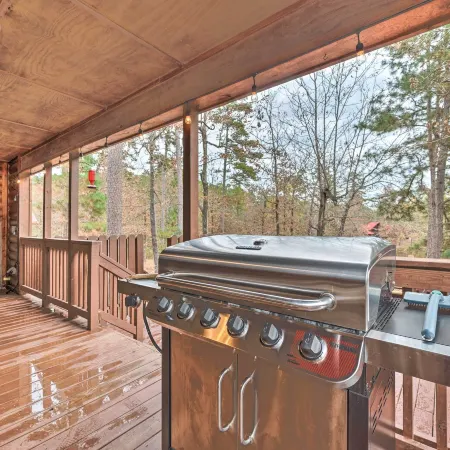 Hot Tub: 'Little Bear's Pond' Broken Bow Cabin Отели в г. Брокен Боу