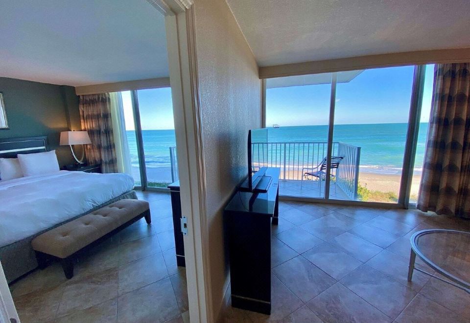 Radisson Suite Hotel OceanfrontOceanfront Family King Suite