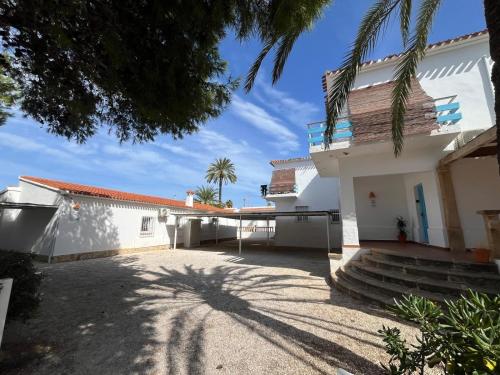 带露台的三卧室公寓