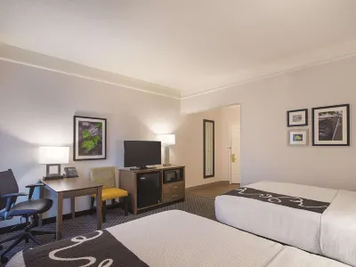 La Quinta Inn & Suites by Wyndham Oklahoma City - NW Expwy Hotels in 