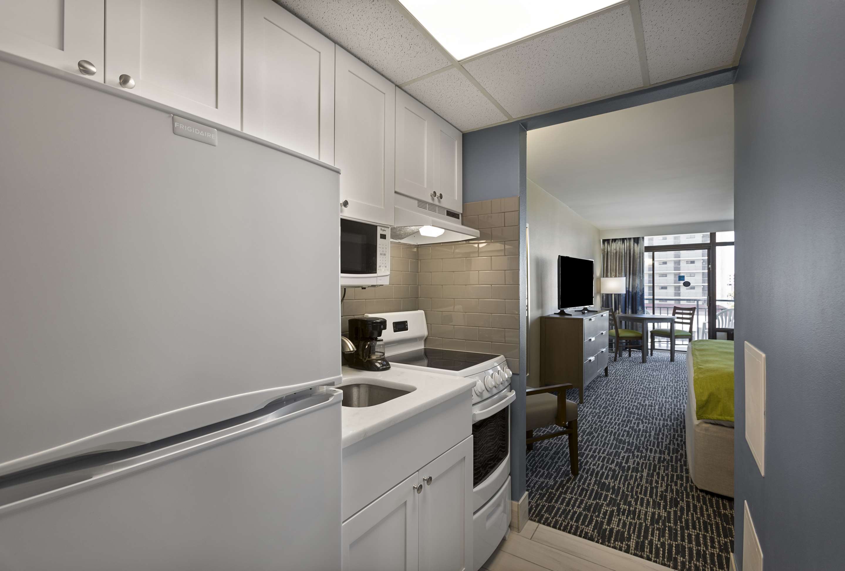 1张特大床， 无烟， 南楼， 带阳台， 局部海景， 带小厨房的， 桌子和椅子