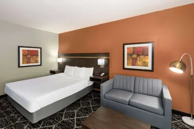 La Quinta Inn & Suites by Wyndham Olathe Hotels in 