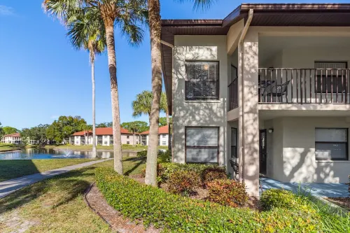 Peaceful Lakeview Condo • 2 Pools • Minutes to Img & Beaches