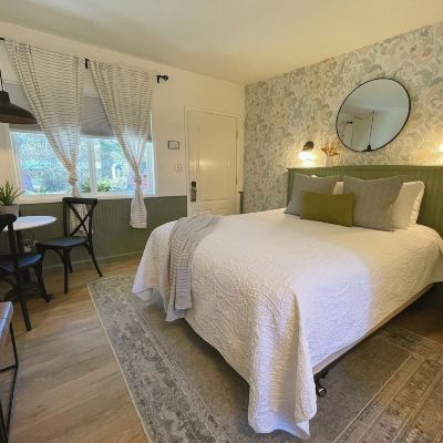 Premium Room, 1 Queen Bed, Non Smoking, Patio Emerald Valley Inn Promo Code