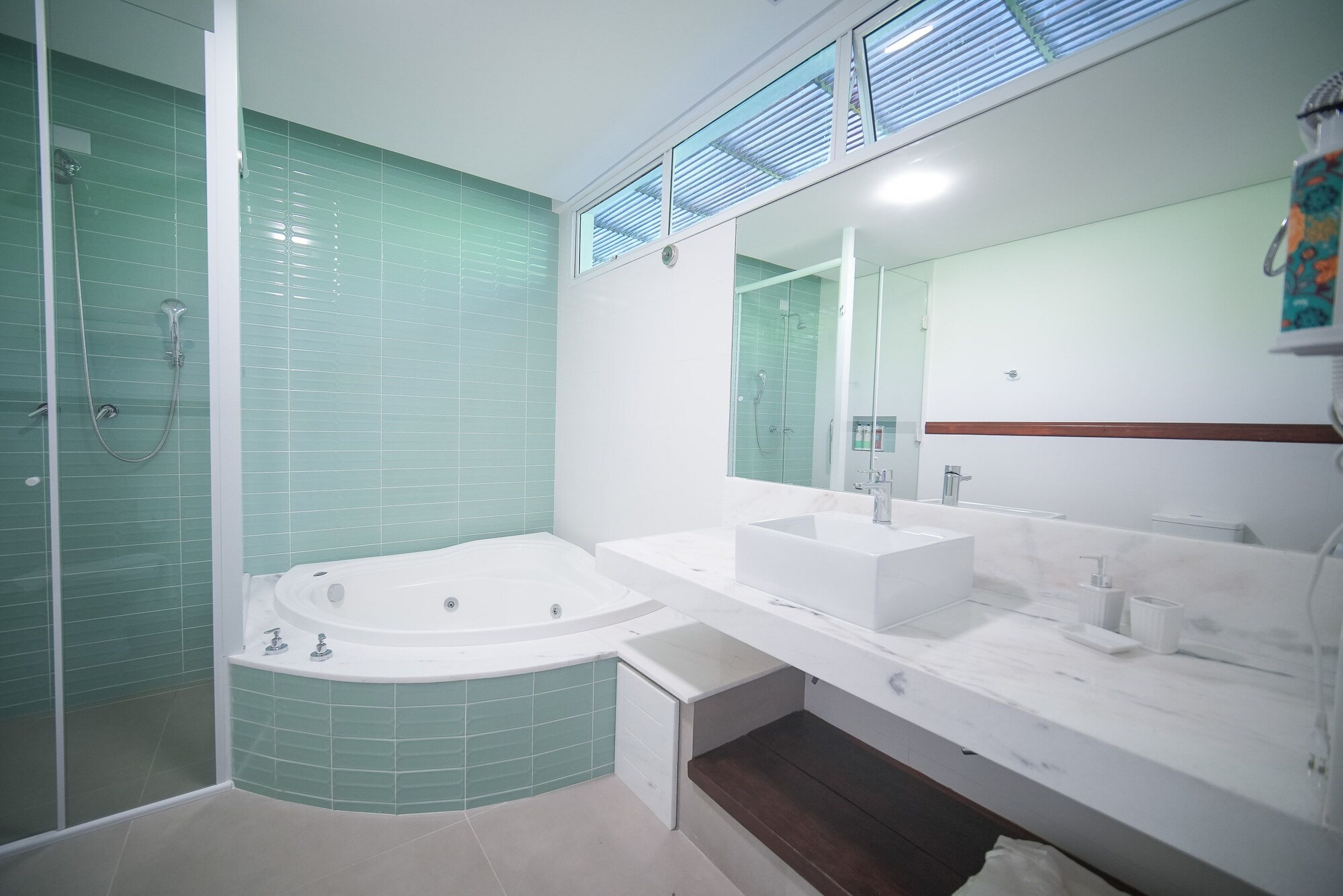 带按摩浴缸和海景的优质三人房