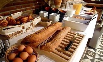 Logis - Hôtel Restaurant l'Ecu de France - Housity
