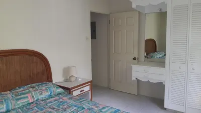 Apartment in quiet upscale Holetown area near Limegrove Centre and Beach  호텔