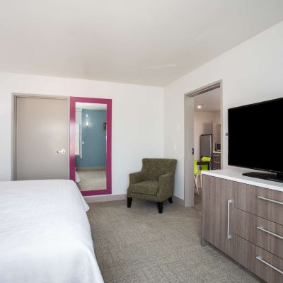 Suite, 1 King Bed, Accessible, Bathtub (Mobility & Hearing)
