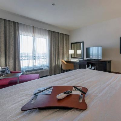 1張特大床和梳化床帶冰箱的客房-禁煙 鳳凰城/坦佩歡朋酒店及套房優惠