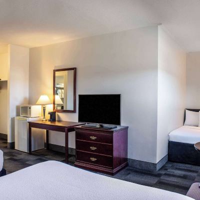 2 Queen Beds and 1 Twin Bed, Non-Smoking Norsemen Inn Promo Code