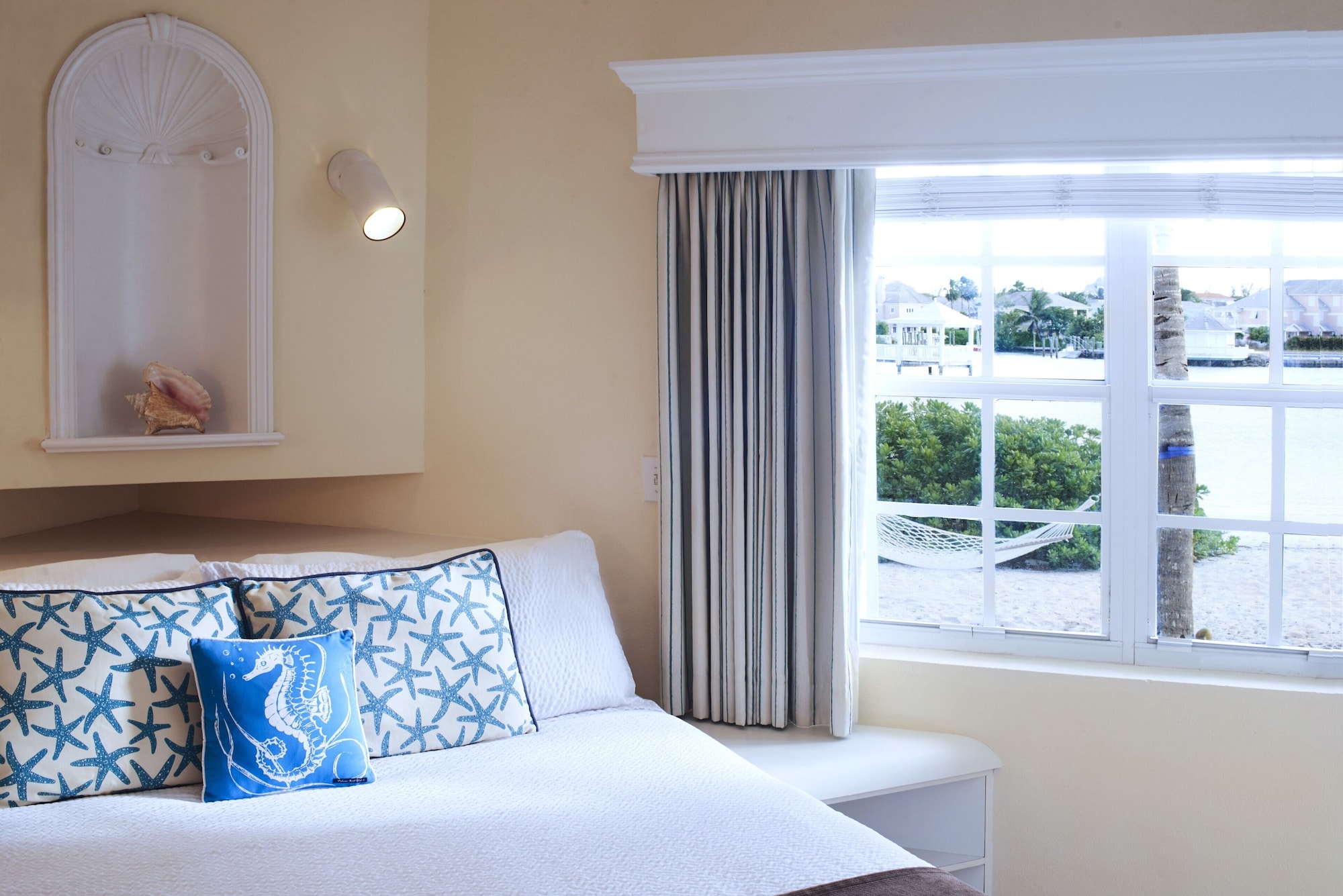 套房， 1 张特大床和 1 张梳化床， 厨房， 环礁湖景观