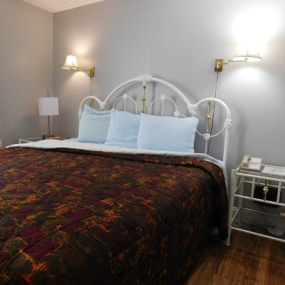 Condo, 1 Bedroom (102) Oak Square Rentals Promo Code