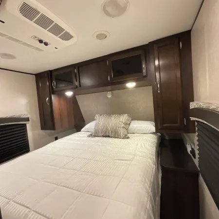Cozy 2-bedroom RV with WiFi, AC, in charming Broken Bow Отели в г. Брокен Боу
