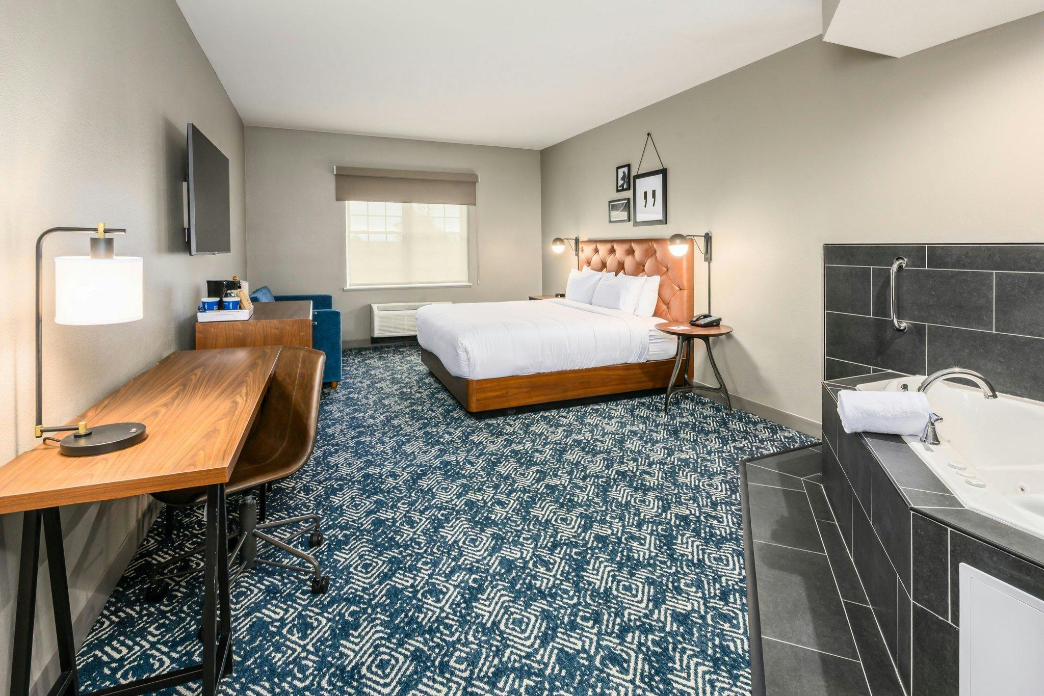 单间套房， 1张特大床， 带梳化床， 按摩浴缸