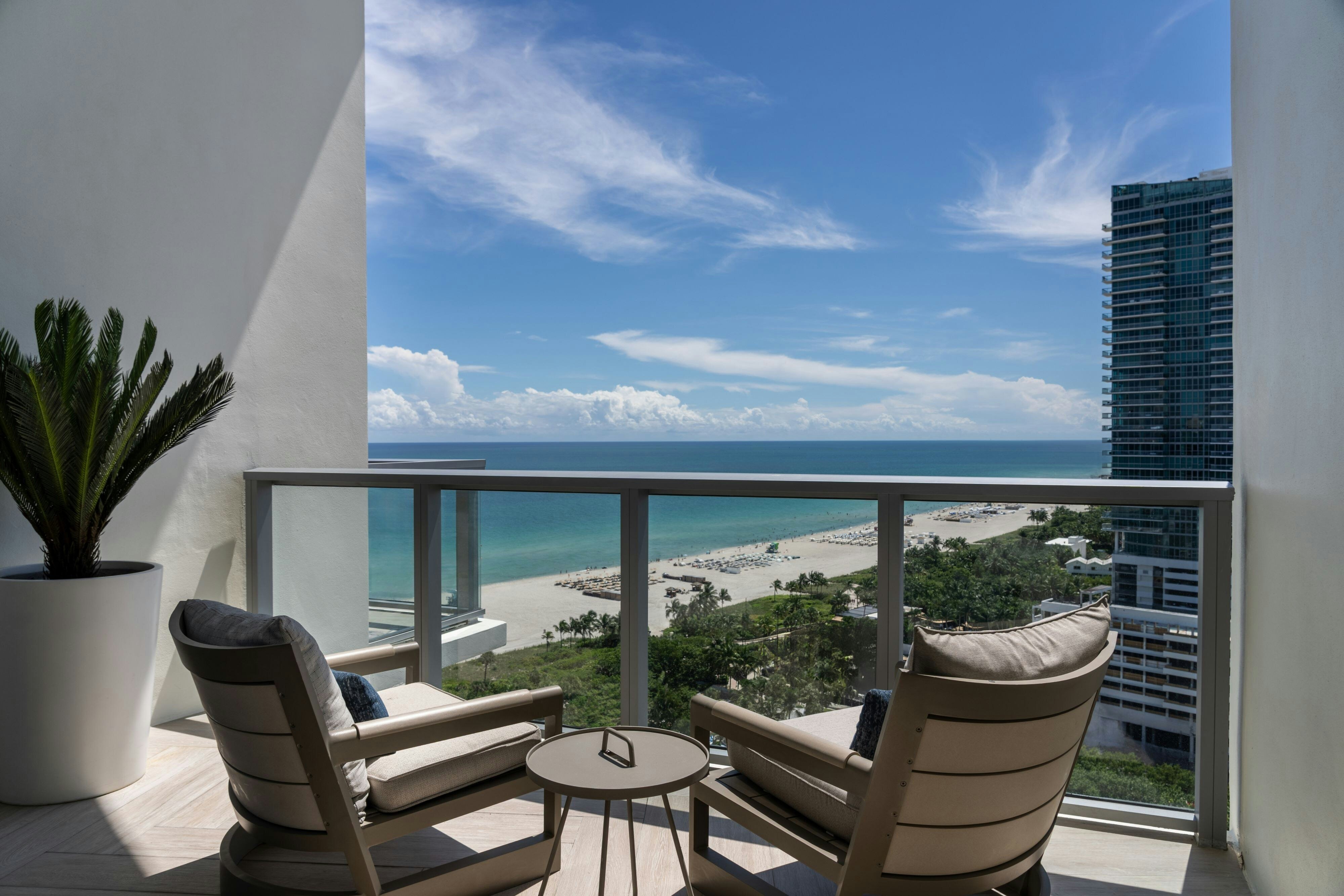 顶层1，三卧室错层套房，屋顶泳池景