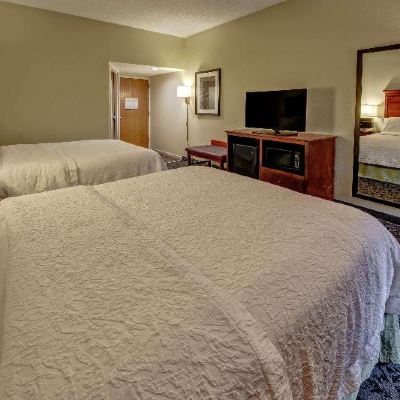 Mobility Hearing Accessible 2 Queen Room with Sofa Bed and Tub