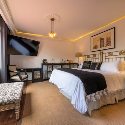 Superior Suite, 1 King Bed, Bathtub