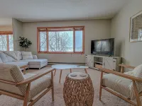 Breezy Hills - Unit 2; Lake Bemidji, King Bed, Kayaks, PB Trail Private Access Hotels in Bemidji