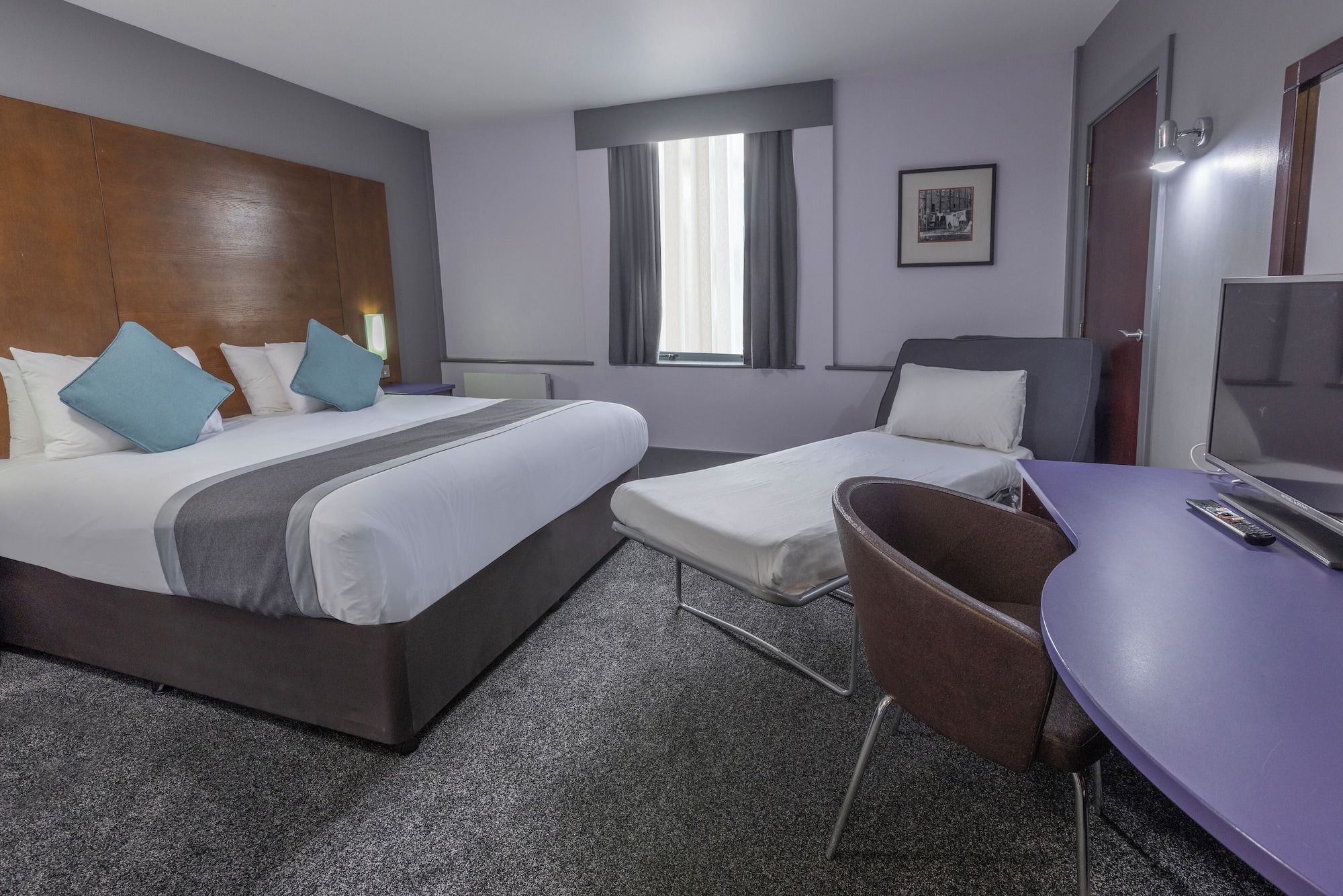 标准双人房， 1 张特大床和 1 张梳化床