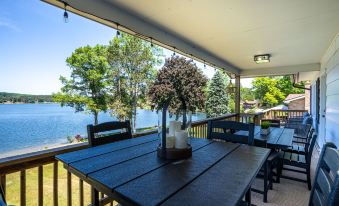 Stone Ledge Lake Getaway - Housity