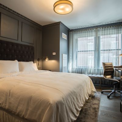 Petite Queen Room Hotel Phillips Kansas City, Curio Collection by Hilton Promo Code