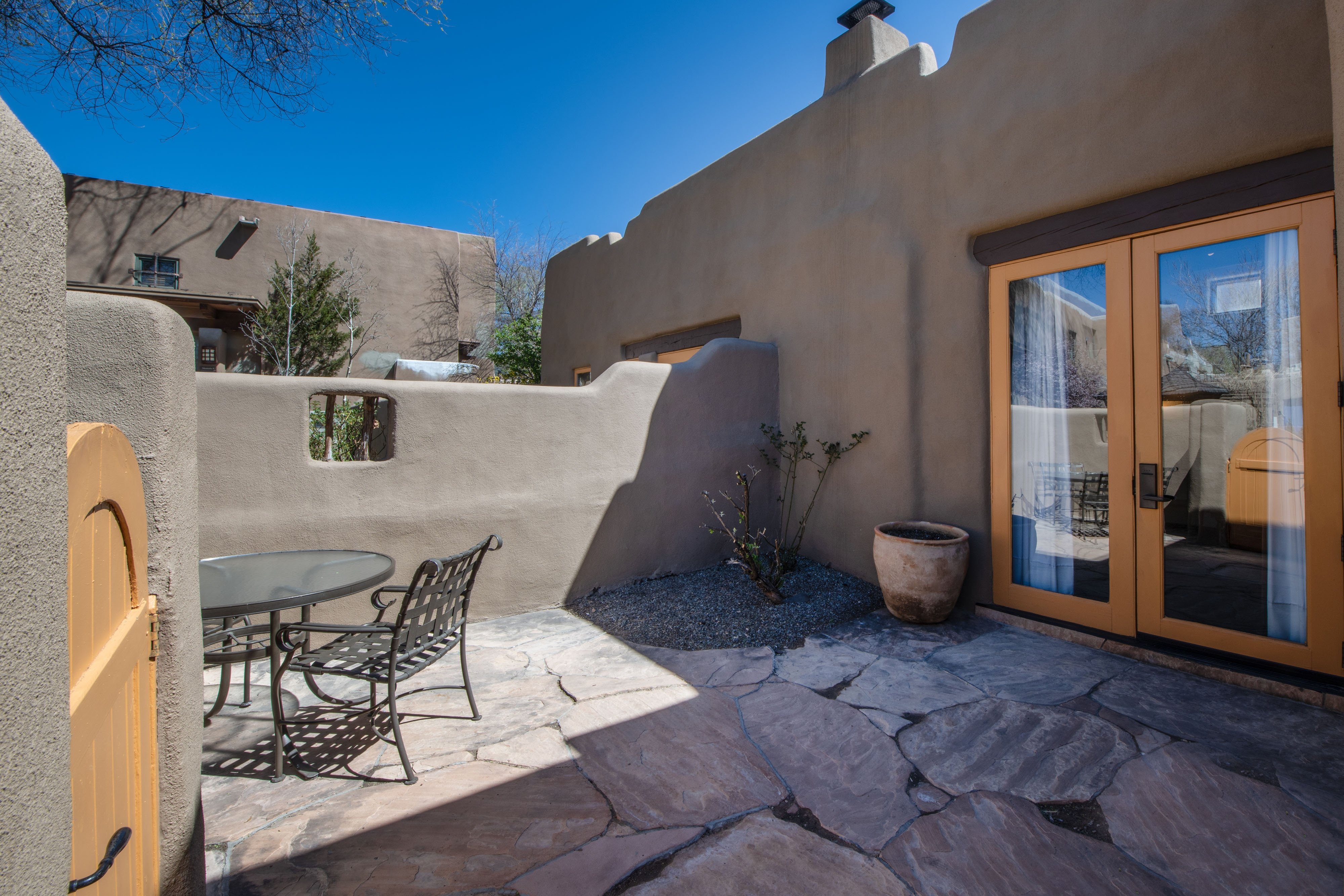 总统套房，卧室1: 1张特大床，卧室2: 1张大床