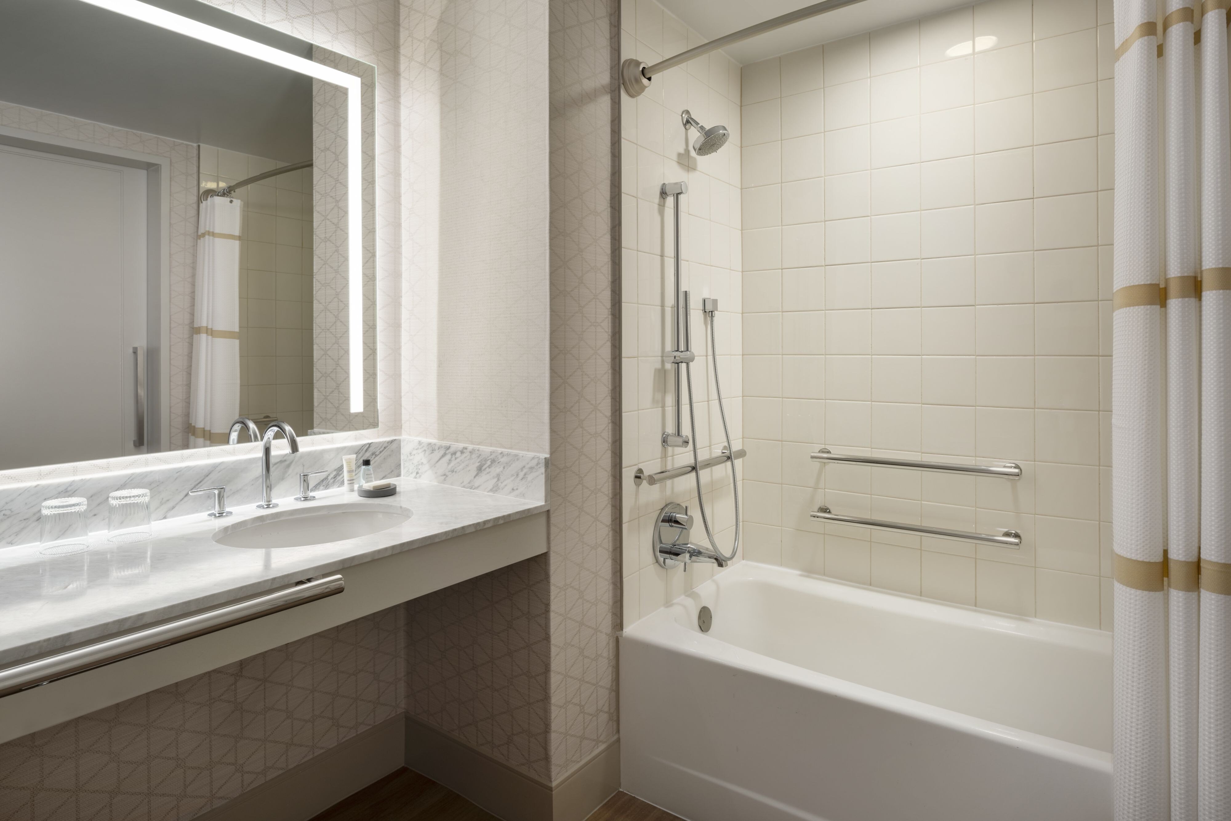 市景大型客房，配备 2 张大床，拐角房