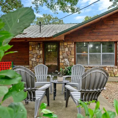 Secluded 4 bedroom farmhouse nestled on 8 acres with large lawn and oak trees. Отели в г. Брокен Боу