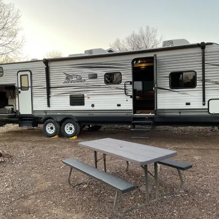 Cozy 2-bedroom RV with WiFi, AC, in charming Broken Bow Отели в г. Брокен Боу
