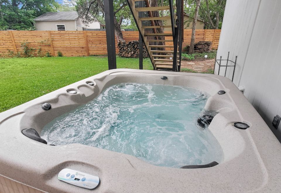 热水浴缸和趣味室外空间-多彩复古绿洲