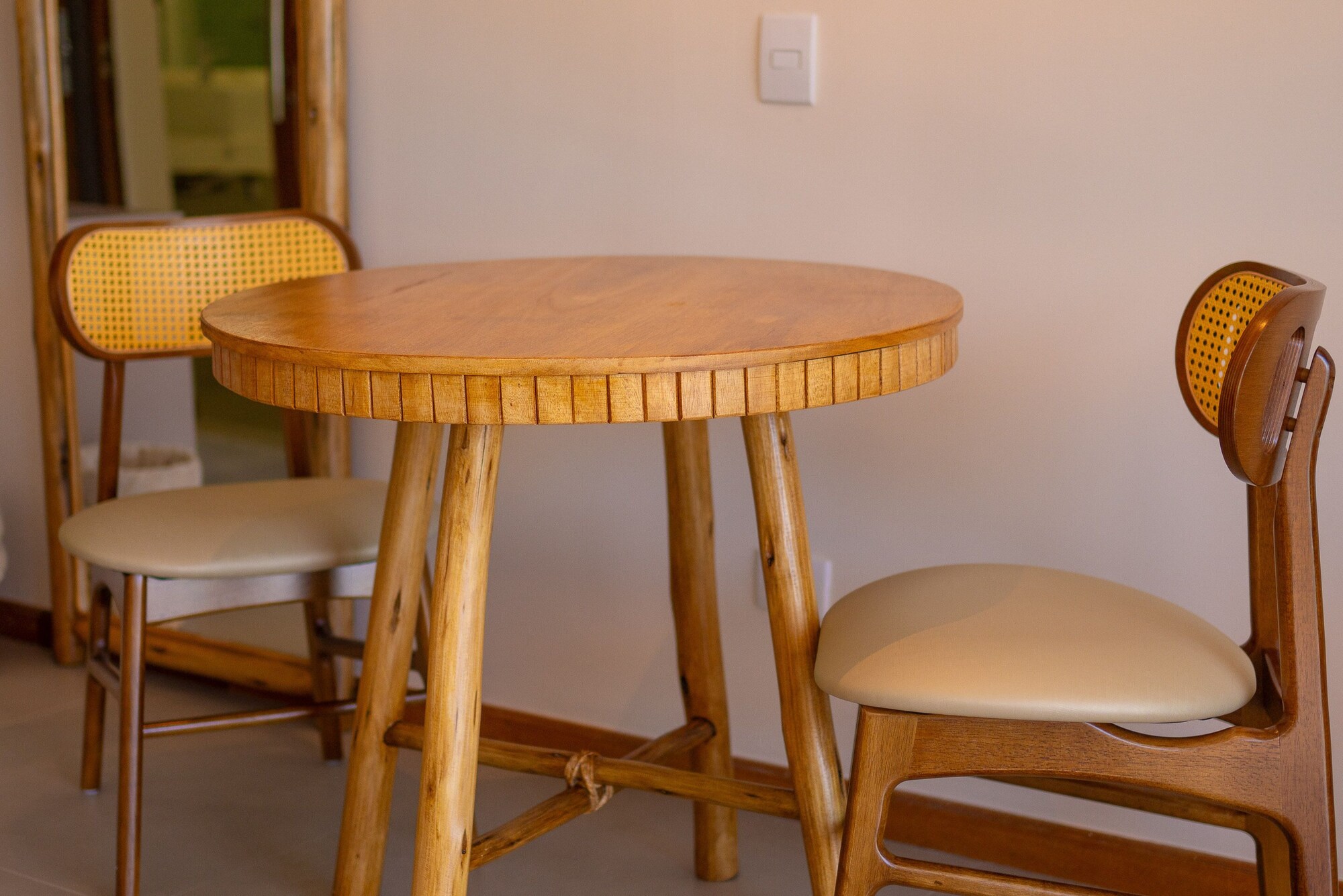 带按摩浴缸和海景的优质三人房