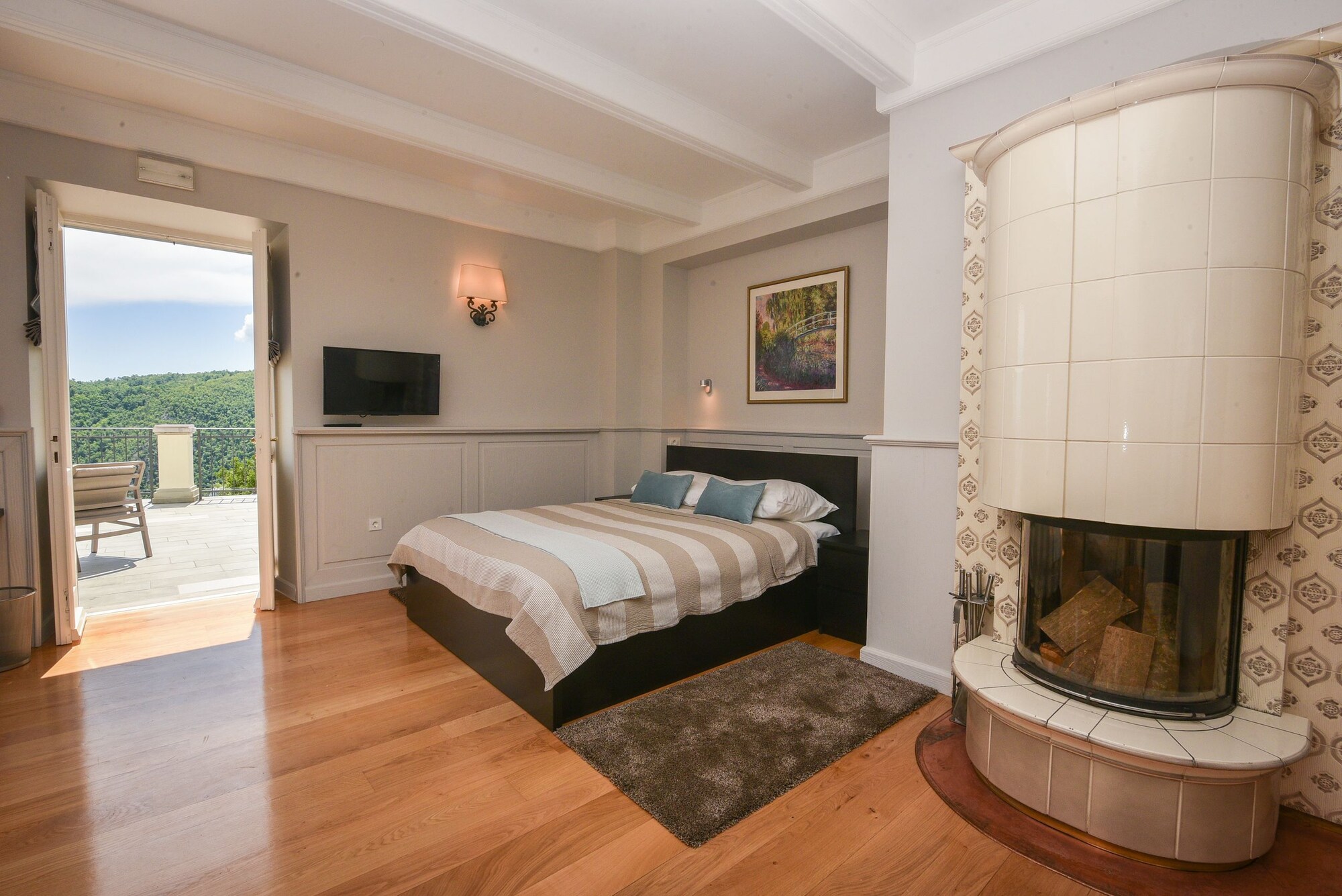 带露台的小型套房