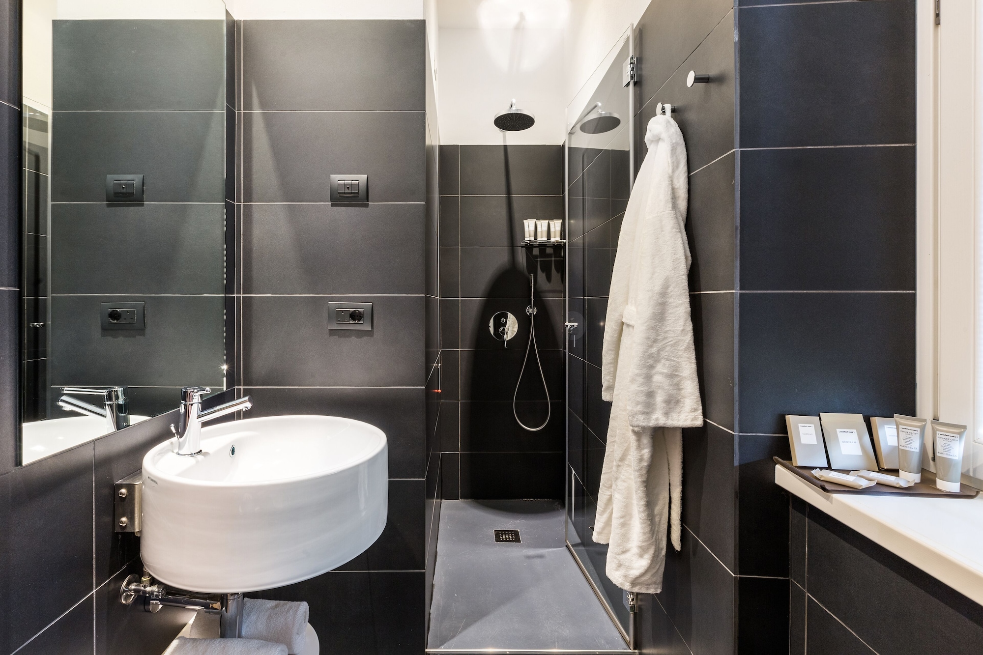 高级双人房，带露台、湖景和按摩浴缸