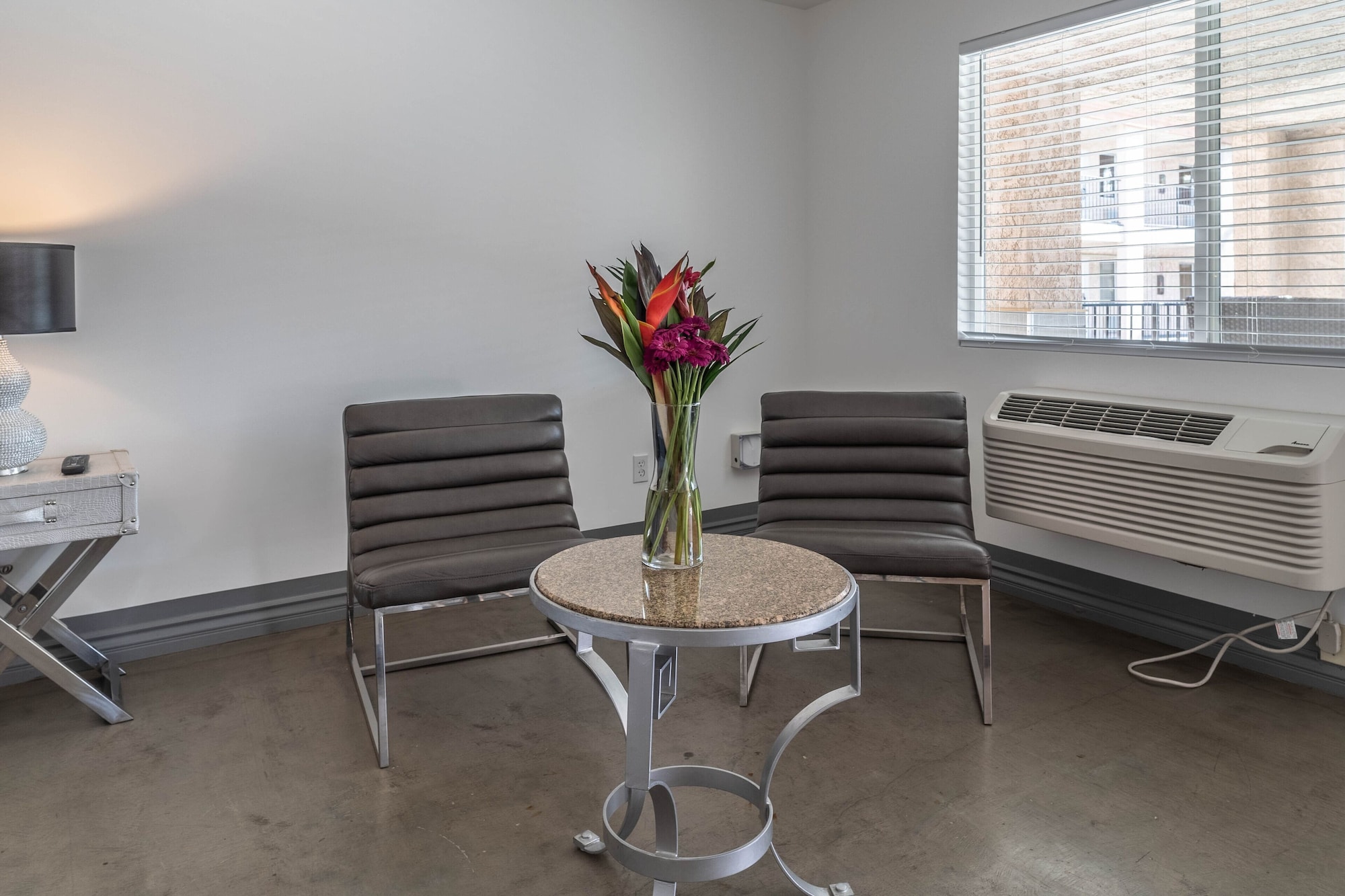 舒适客房， 1 张特大床， 无障碍