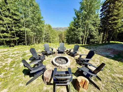 Ski in/Ski Out Cabin. 5 Bedrooms. 4 King Beds. Bunk Room. Fast WiFi. Sleeps 25+