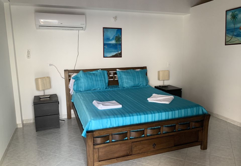 带1张双人床和部分海景的双人房