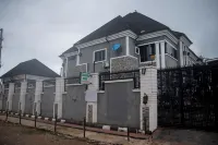 Luxurious Duplex in Oredo, Benin City - Perfect for Families and Groups Hôtels à : 