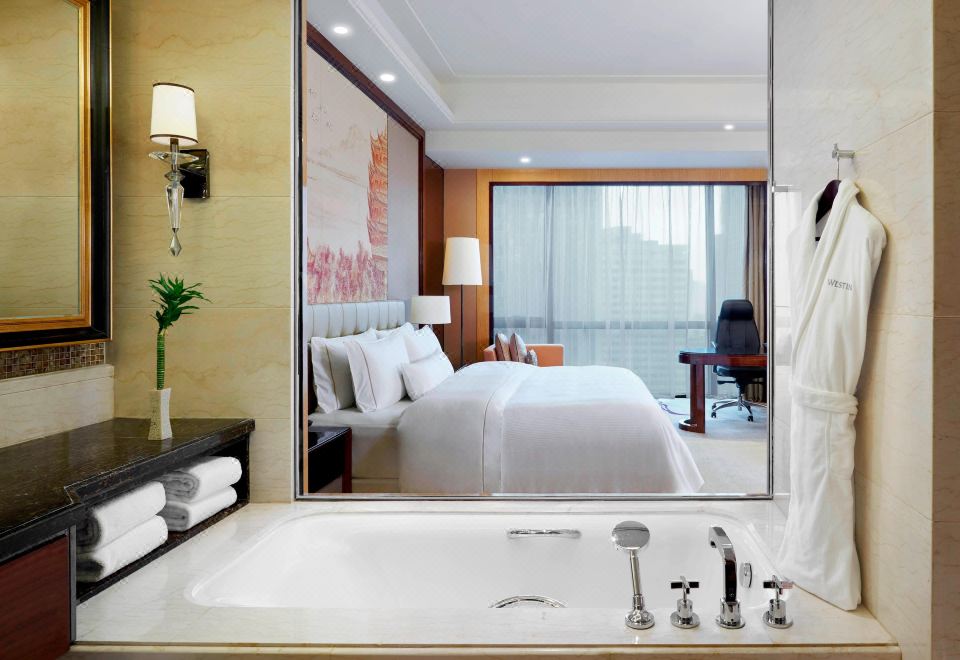 行政江景大床房「長江之畔，180°盡覽兩江四岸流光溢彩」