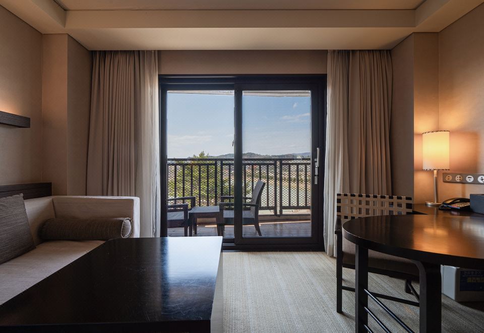 InterContinental Hotels ALPENSIA PYEONGCHANG RESORT by IHGStandard King Room With Lake View