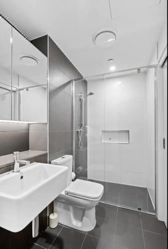 Elegant Urban Hideaway - Private Luxury Residential Apartment, Walk to South Bank & Free Carpark Two-Bedroom Apartment