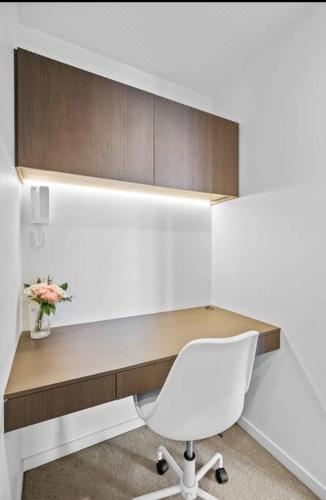 Elegant Urban Hideaway - Private Luxury Residential Apartment, Walk to South Bank & Free Carpark Two-Bedroom Apartment