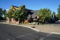 5 Star, 1 Level, Downtown, Quiet, Great View, Walk, Cozy, Pet Friendly, Enjoy!